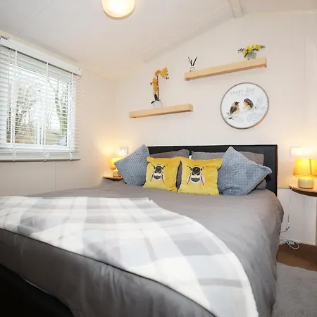 Stunning St1 Lodge At Hoburne Cotswold, Breathtaking Views Over Mallard Lake Саут-Керни Экстерьер фото