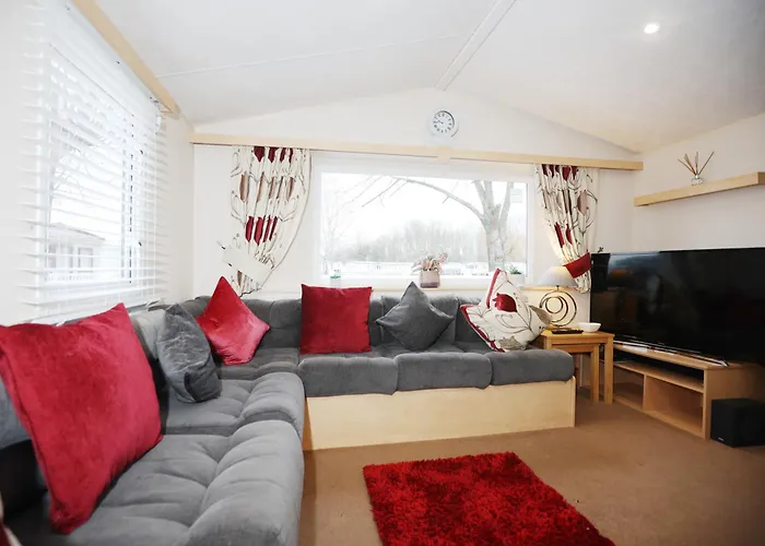 Stunning St1 Lodge At Hoburne Cotswold, Breathtaking Views Over Mallard Lake