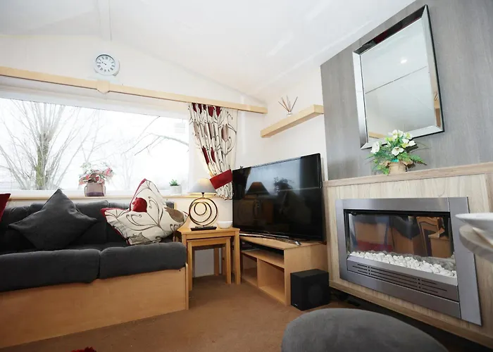 Stunning St1 Lodge At Hoburne Cotswold, Breathtaking Views Over Mallard Lake