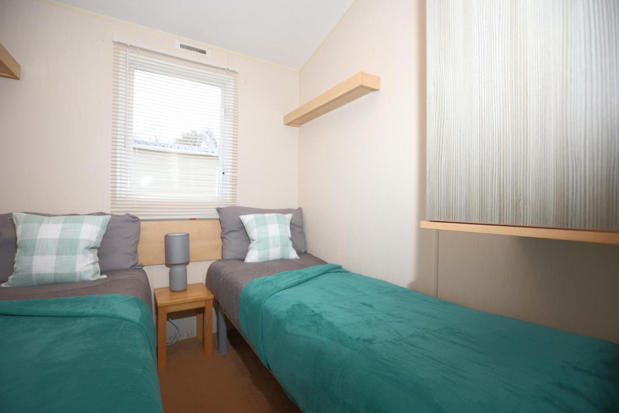 Stunning St1 At Hoburne Cotswold, Breathtaking Views Over Mallard Apartment South Cerney