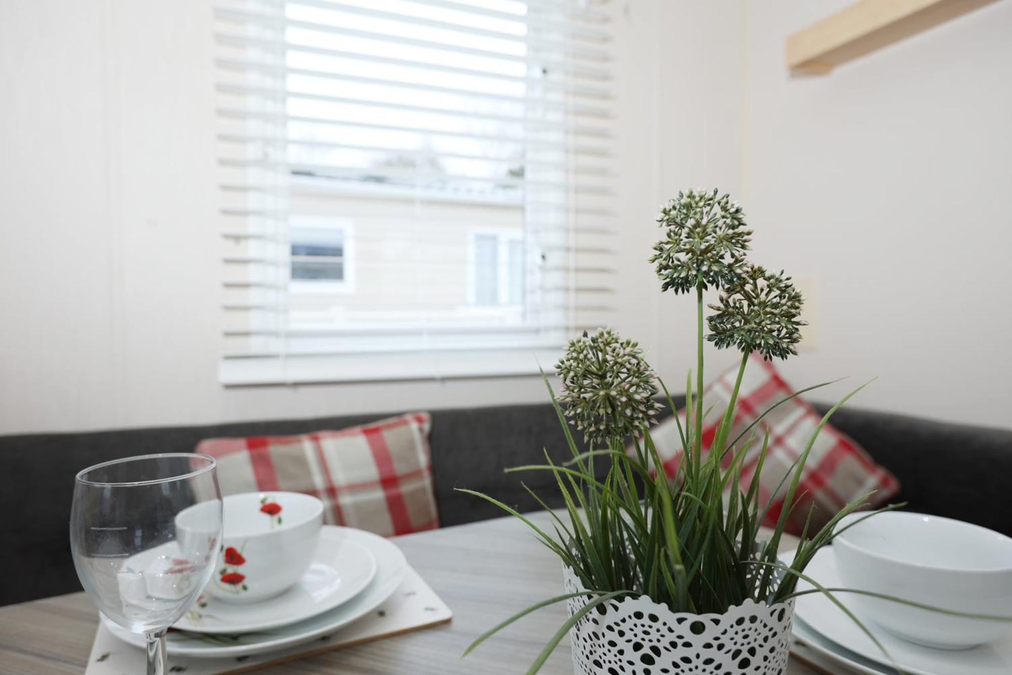 Stunning St1 At Hoburne Cotswold, Breathtaking Views Over Mallard South Cerney